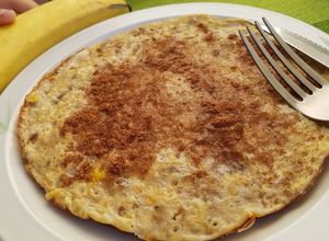 Una foto de Tortilla de Avena y Banana, con Semillas y Canela