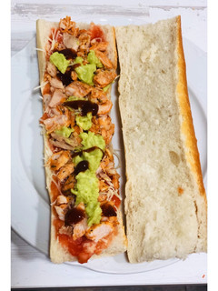 Una foto de Bocadillo de pollo y aguacate