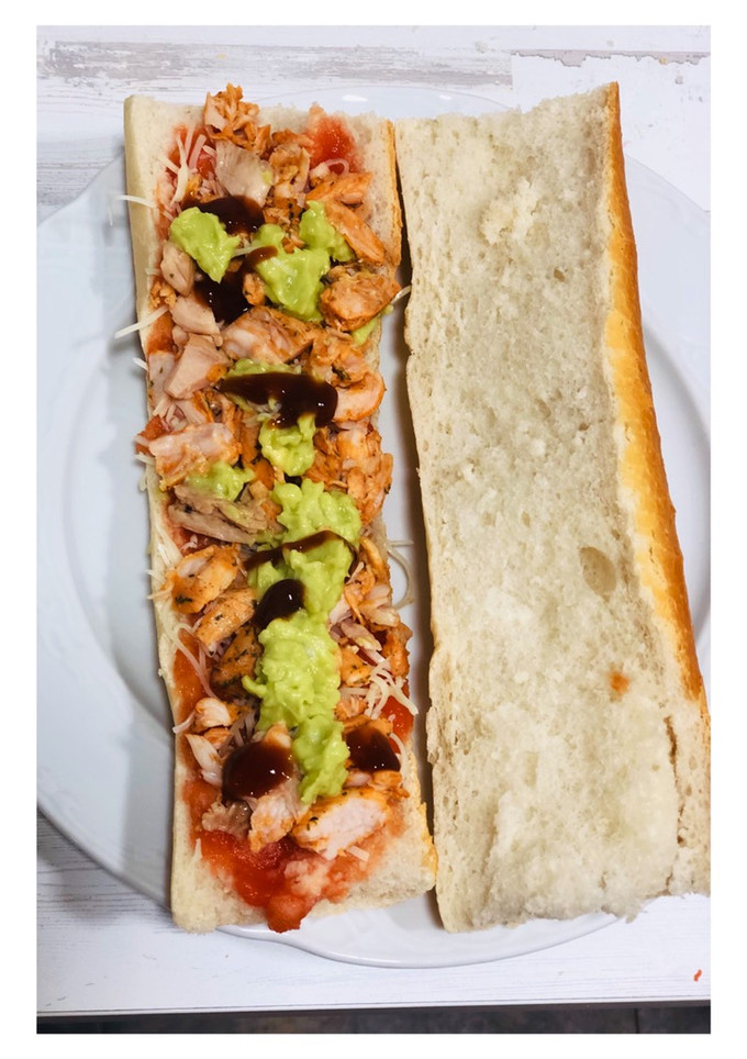 Una foto de Bocadillo de pollo y aguacate