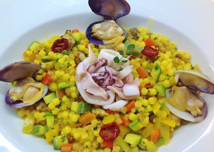 Fregola allo zafferano con calamari, vongole e verdure croccanti