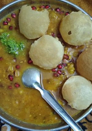 છોલે ચણા નો રગડો પૂરી જૈન (Chhole Chana Ragdo Poori Recipe In Gujarati) રેસીપી મુખ્ય ફોટો
