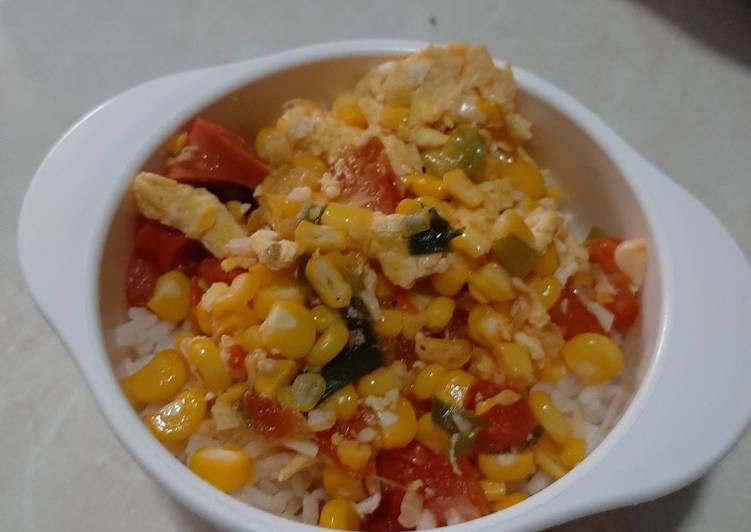 makanan Rice bowl tomat telur jagung sosis Jadi, Enak Banget