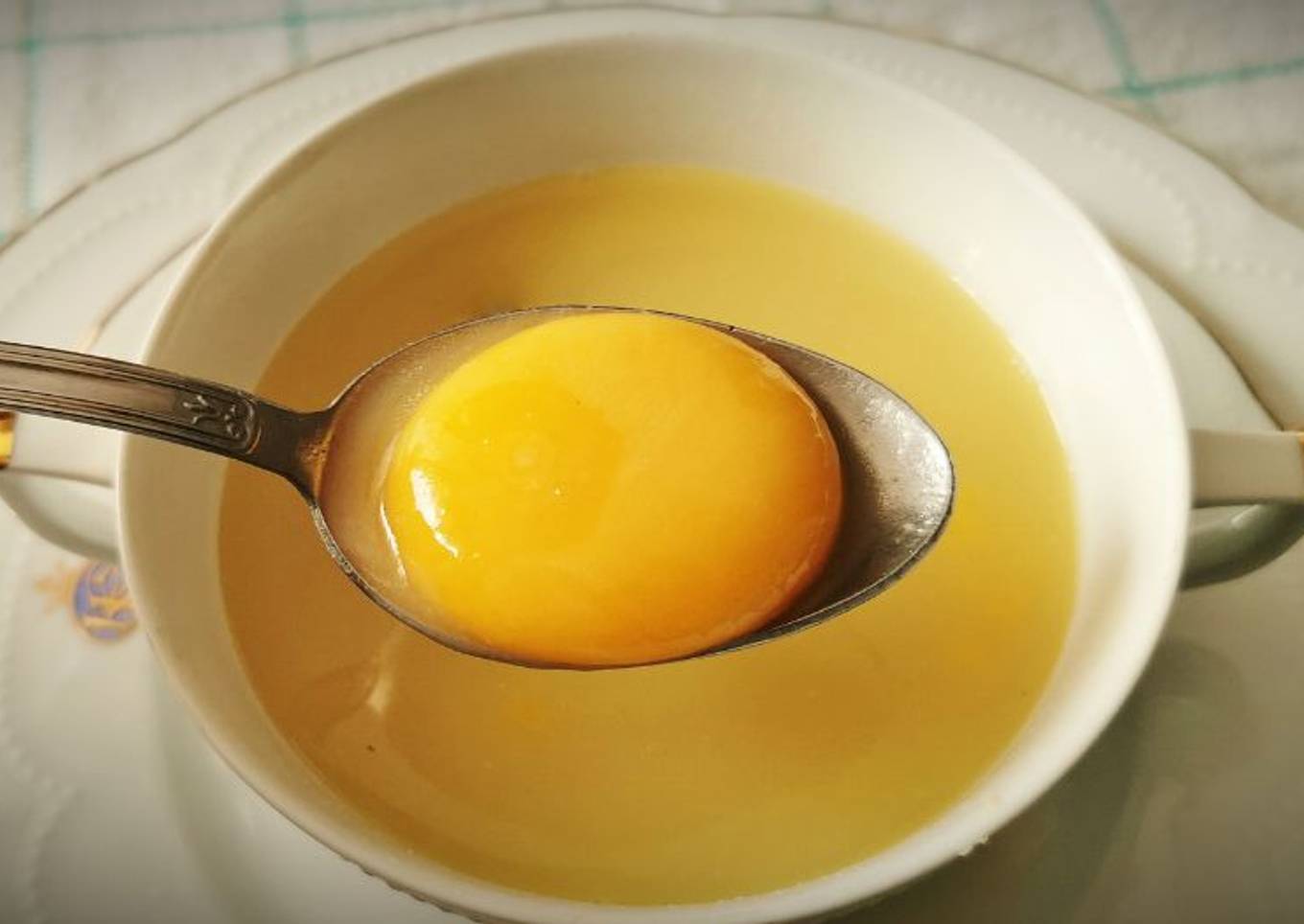 Consomé al Jerez con Yema de huevo