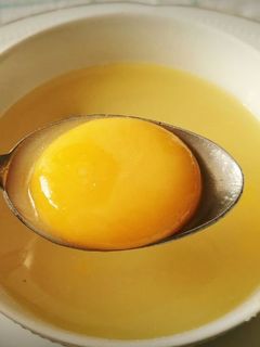 Una foto de Consomé al Jerez con Yema de huevo