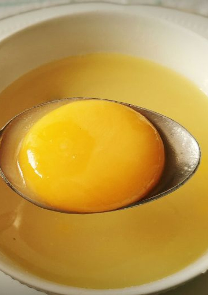 Una foto de Consomé al Jerez con Yema de huevo