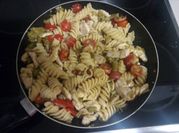 Una foto de pasta integral con pechuga de pollo