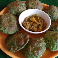 A picture of Bathua aur matar kachori.