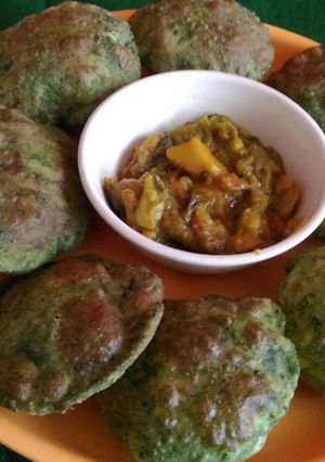 A picture of Bathua aur matar kachori.