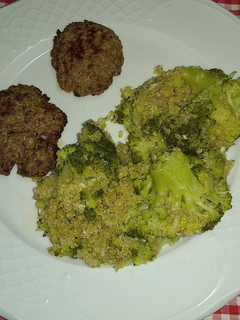 Una foto de Mini hamburguesas con salteado de brócoli y quinoa