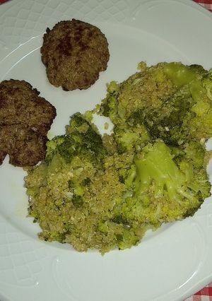 Una foto de Mini hamburguesas con salteado de brócoli y quinoa