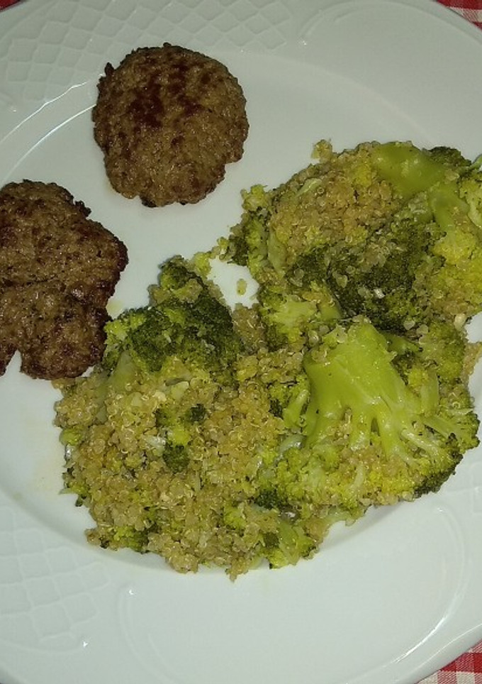 Una foto de Mini hamburguesas con salteado de brócoli y quinoa