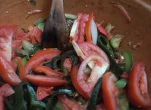 Una foto de Chiles poblanos con pulque y jitomate con sal de gusano las Correa