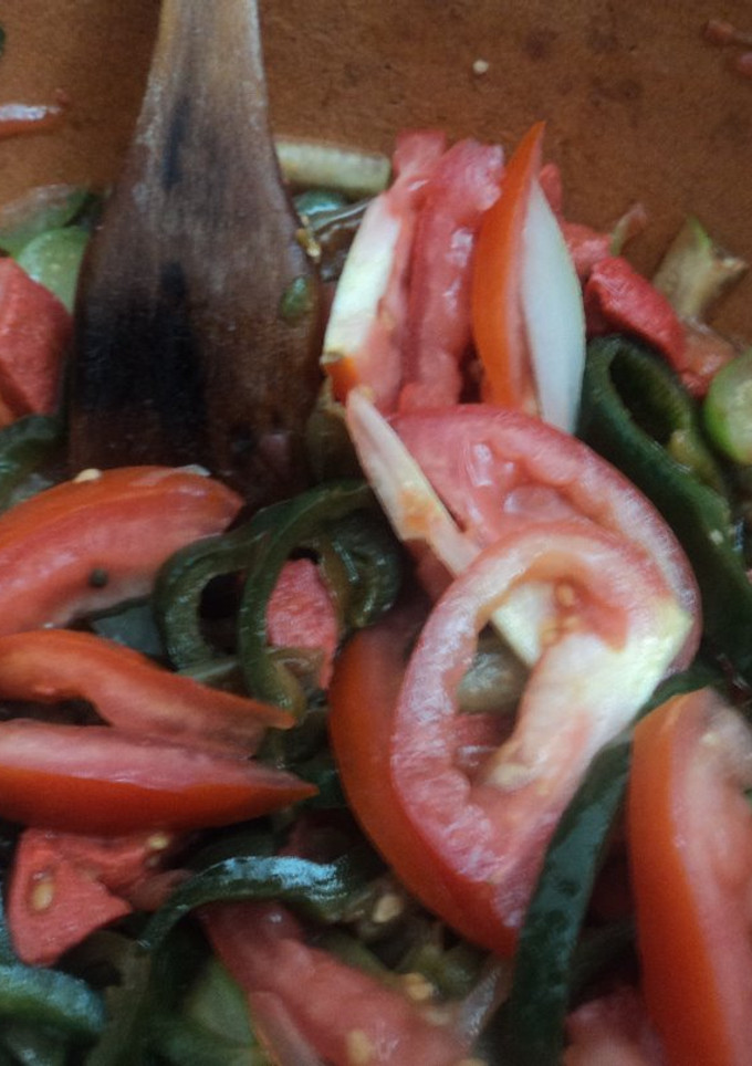 Una foto de Chiles poblanos con pulque y jitomate con sal de gusano las Correa
