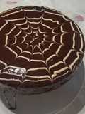 Bizcocho de chocolate con cobertura y tela de araña