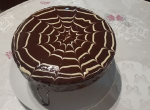 Foto principal de Bizcocho de chocolate con cobertura y tela de araña
