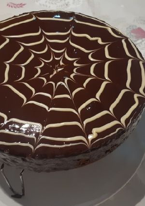 Una foto de Bizcocho de chocolate con cobertura y tela de araña