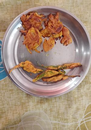 লঙ্কা আর পেঁয়াজের পাকোড়া (Mirch pakoda and payaj pakoda recipe in benagli) রেসিপির প্রধান ছবি