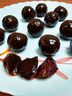A picture of Dates nuts chocolate balls.