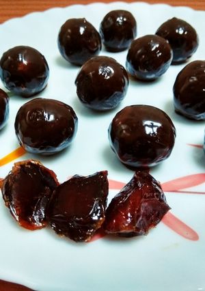 A picture of Dates nuts chocolate balls.