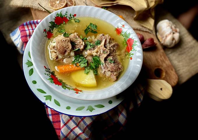 Langkah Mudah untuk Menyiapkan Sop buntut bu yanuar Anti Gagal