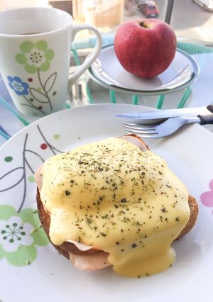 Una foto de Desayuno Inglés con Huevos Benedictinos 🥚💂‍♀️🇬🇧