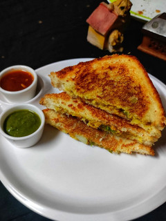 शिमला मिर्च आलू सेंड़विच (Shimla Mirch Aloo Sandwich) रेसिपी मुख्य फोटो