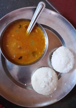 रवा इडली(rava idli recipe in hindi) रेसिपी मुख्य फोटो