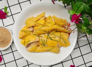 Hình của món Gà luộc lá chanh.