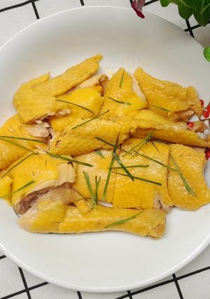 Hình của món Gà luộc lá chanh.