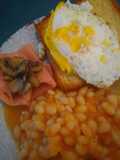 Desayuno inglés con alubia