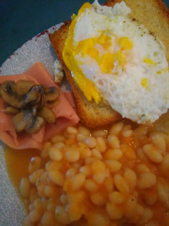 Una foto de Desayuno inglés con alubia
