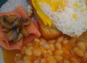 Una foto de Desayuno inglés con alubia