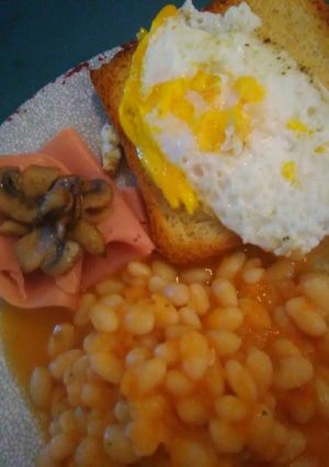 Una foto de Desayuno inglés con alubia