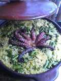 Arroz con pulpo y caracoles en cazuela de barro