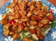 Una foto de ensalada de pollo con almendras