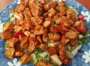 Una foto de Ensalada con pollo (Honey Mustard)