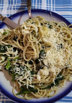 Una foto de Fideos con acelga