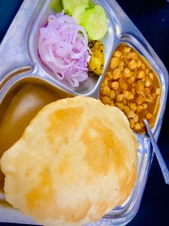 छोले भटूरे(Chole bhature recipe in Hindi) रेसिपी मुख्य फोटो