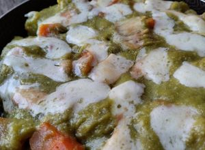 Una foto de Guatila/yota/cidra con salsa de puerro🥧 y queso🧀🌿🥬🌰