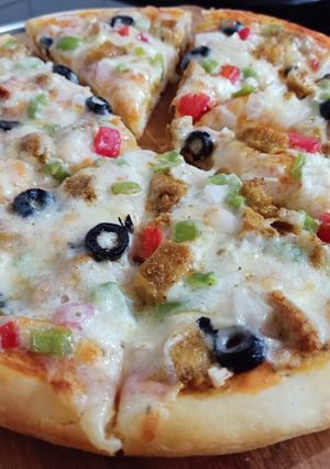 A picture of Chicken Tikka Pizza 🍕🍕.