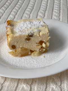 Фото Творожная запеканка с изюмом и яблоком.