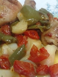 Una foto de Pollo con verduras mediterráneas al horno