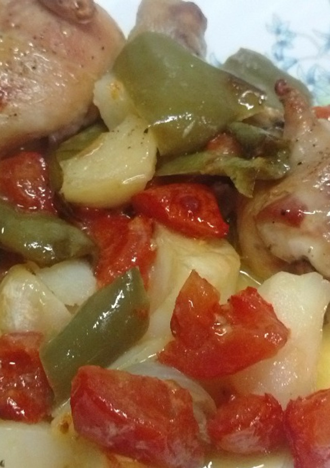 Una foto de Pollo con verduras mediterráneas al horno