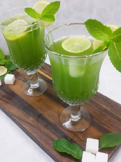 मिन्ट लेमोनेड (Mint lemonade recipe in Hindi) रेसिपी मुख्य फोटो