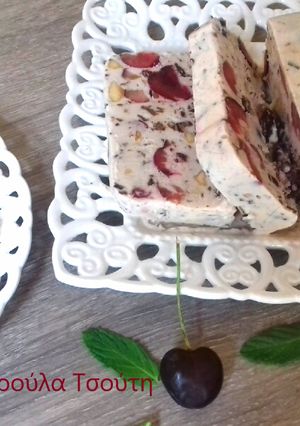Φωτογραφία της συνταγής Κορμός παγωτό με γιαούρτι και κεράσια