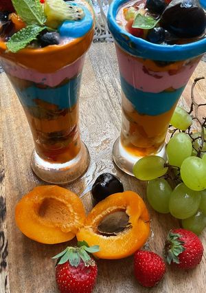 Une photo de 🍧Verrines fruits 🍑🥝🫐de saison 🍒🍓🍇