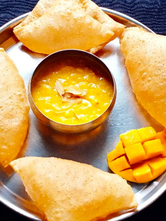 आमरस और पूरी (Aamras aur puri recipe in hindi) रेसिपी मुख्य फोटो