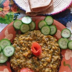 A picture of Daal chana palk with roti.