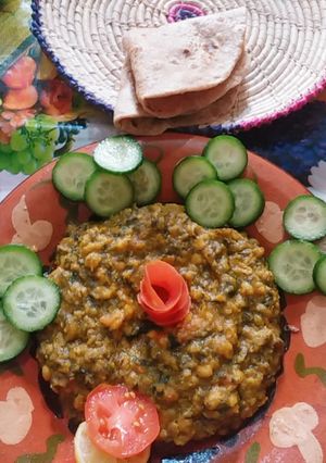 A picture of Daal chana palk with roti.