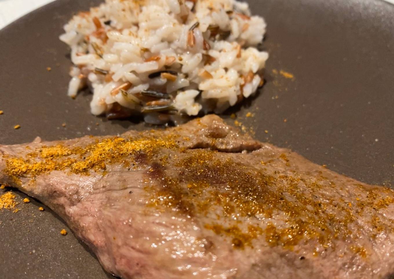 Cerdo, arroz 3 mezclas y ensalada